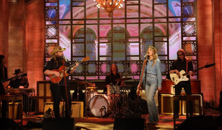 Chris Stapleton Performs “White Horse” and “Mountains of My Mind” on Saturday Night Live: Watch